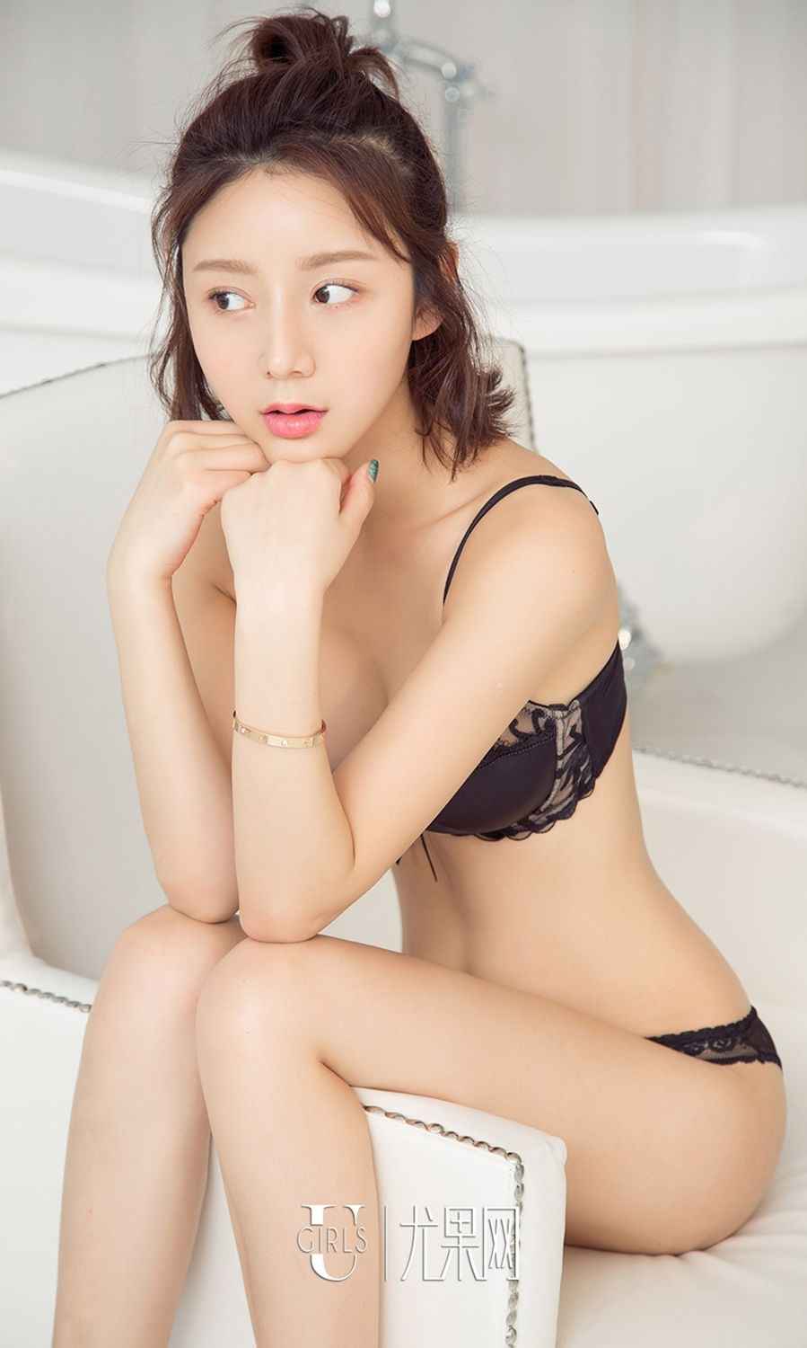 短发少女田慕儿浴室内衣写真性感迷人