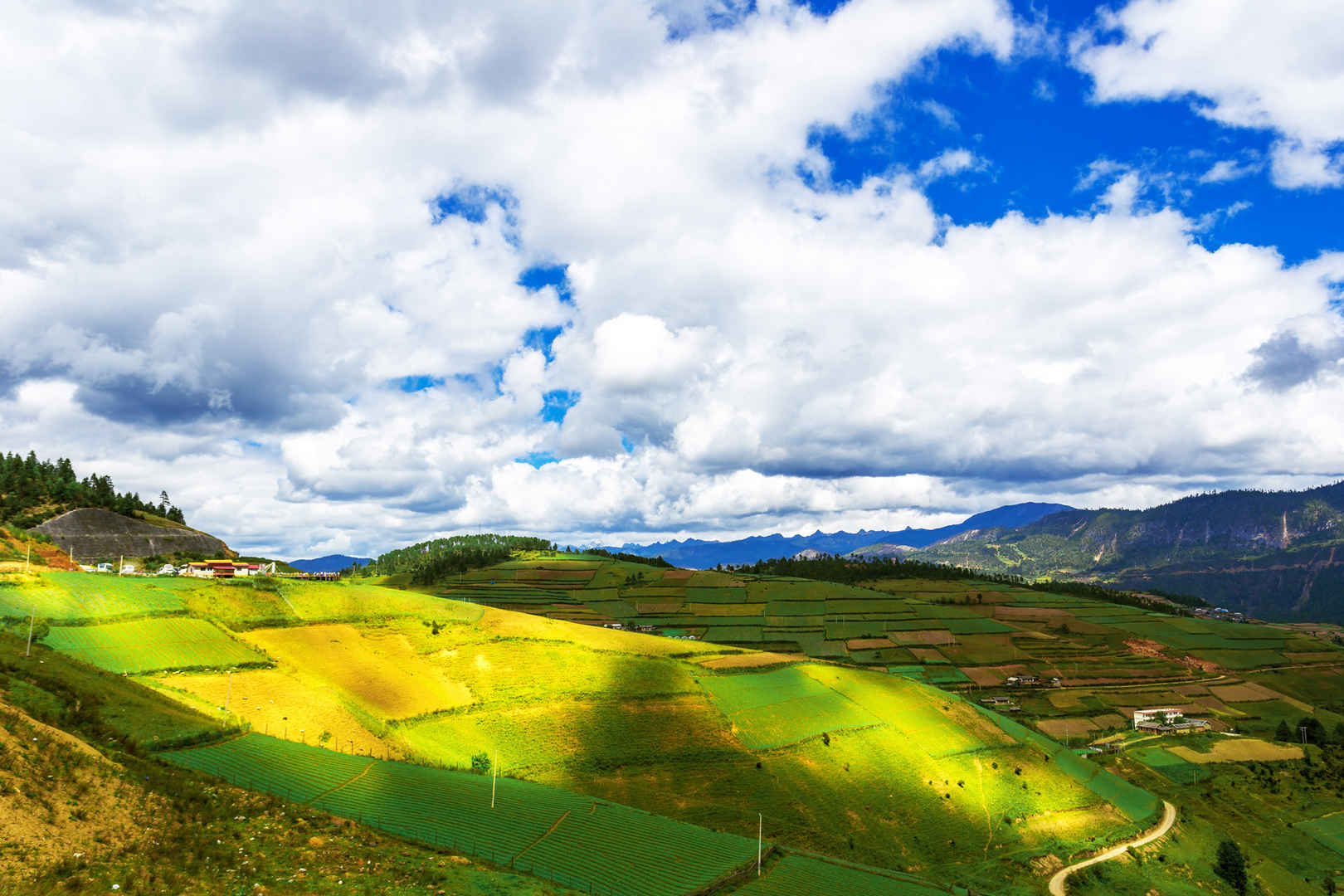 云南香格里拉风景图片