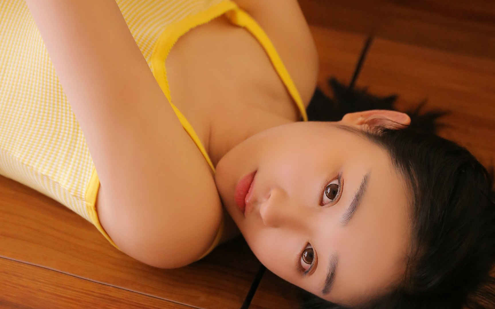 日本黄色暖色美女图片