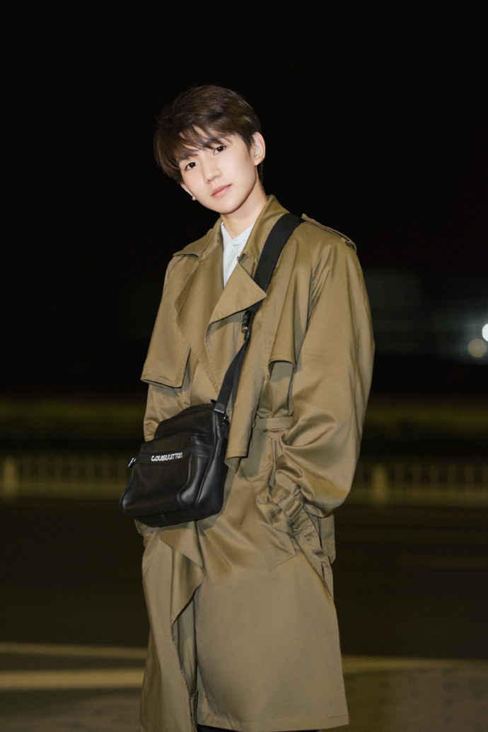 tfboys王源深夜休闲街拍写真图片