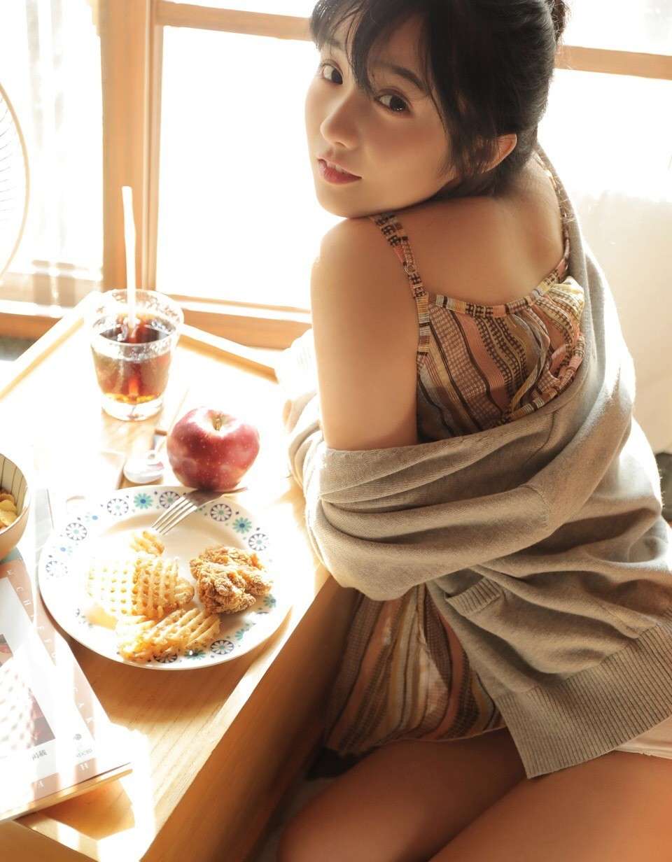 美女白色内衣大秀巨乳美腿销魂写真