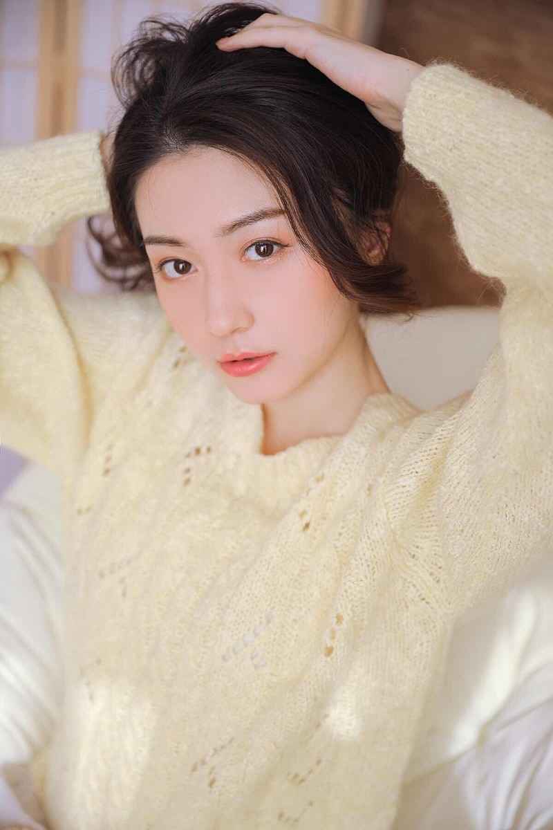 妙龄美少女超短裤白丝美腿清新气质居家随性写真