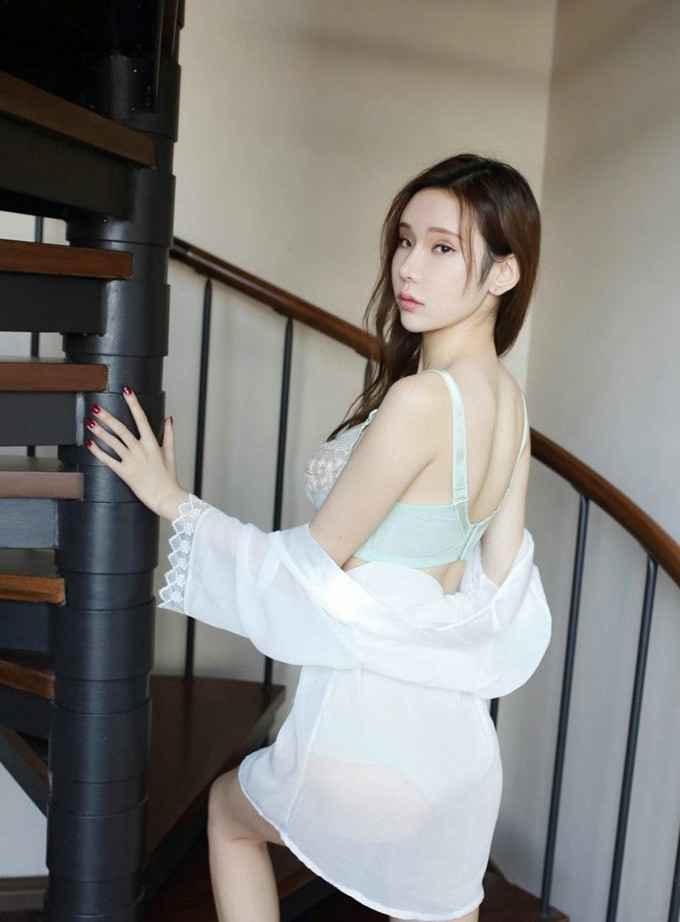 睡衣美女蕾丝深沟美乳三角翘臀粉嫩鲍鱼销魂写真