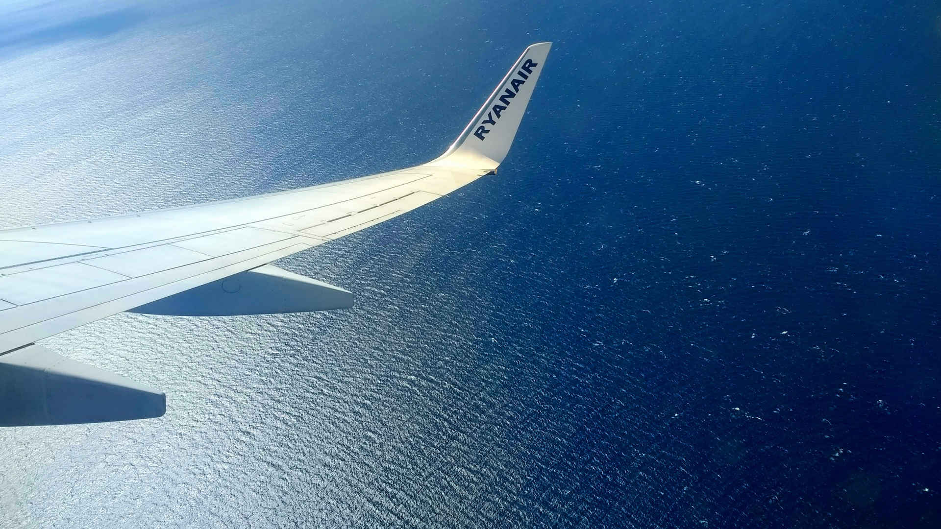飞机上拍摄的机翼风景图片