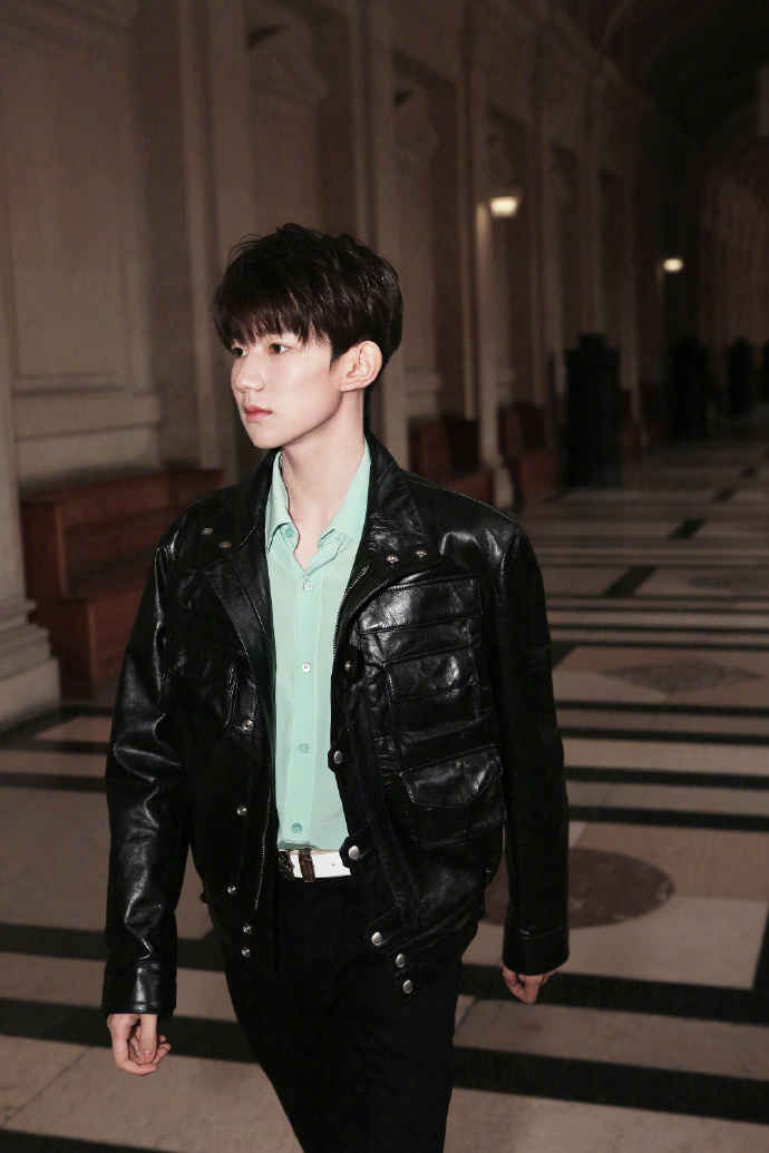 tfboys王源黑色皮衣酷雅帅气写真图片