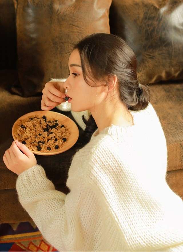 情趣内衣美女浑圆双乳三角美臀撩人姿势写真