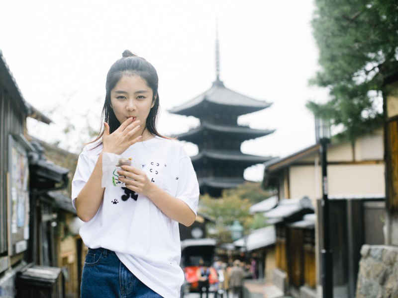 气质美女谭松韵街拍平板桌面壁纸