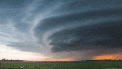 延时摄影记录的超级单体雷暴与龙卷风GIF动图