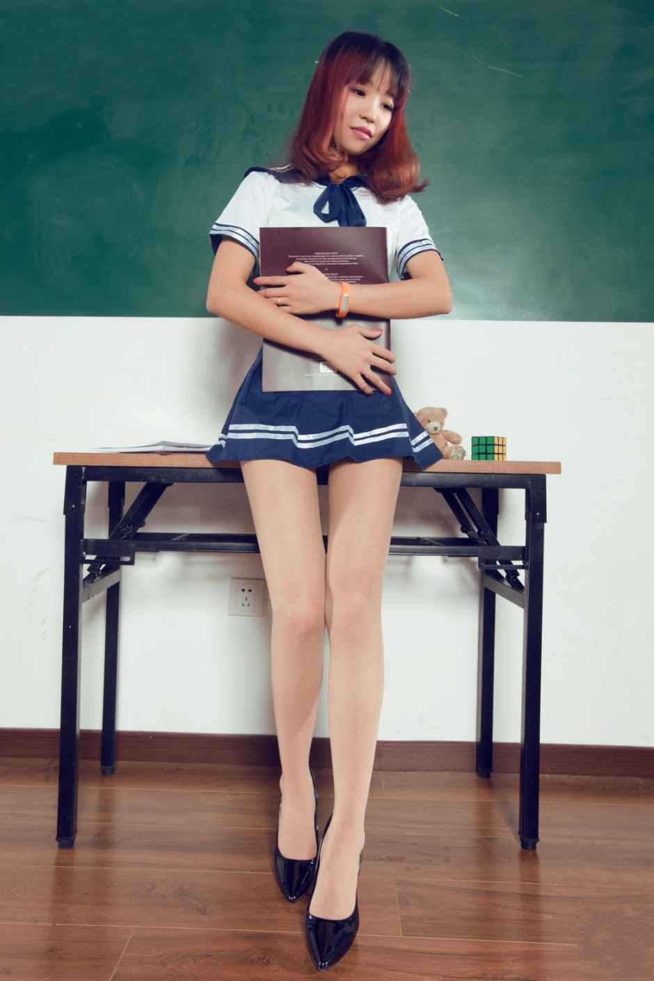 丽柜美腿模特蓝色学生制服肉丝美腿写真