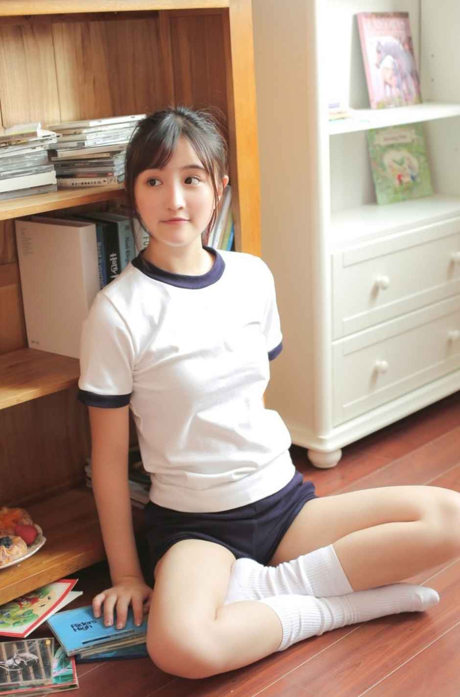 白袜子运动服少女氧气型清新美女惬意写真