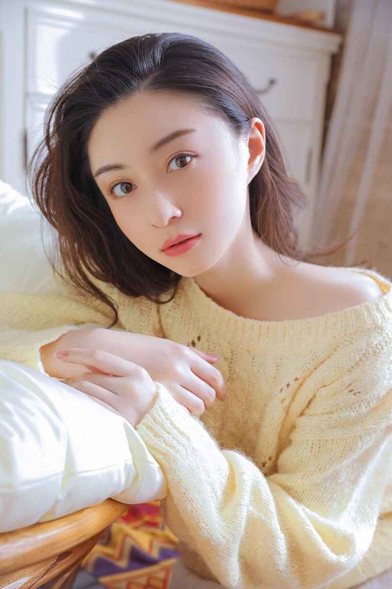 妙龄美少女超短裤白丝美腿清新气质居家随性写真