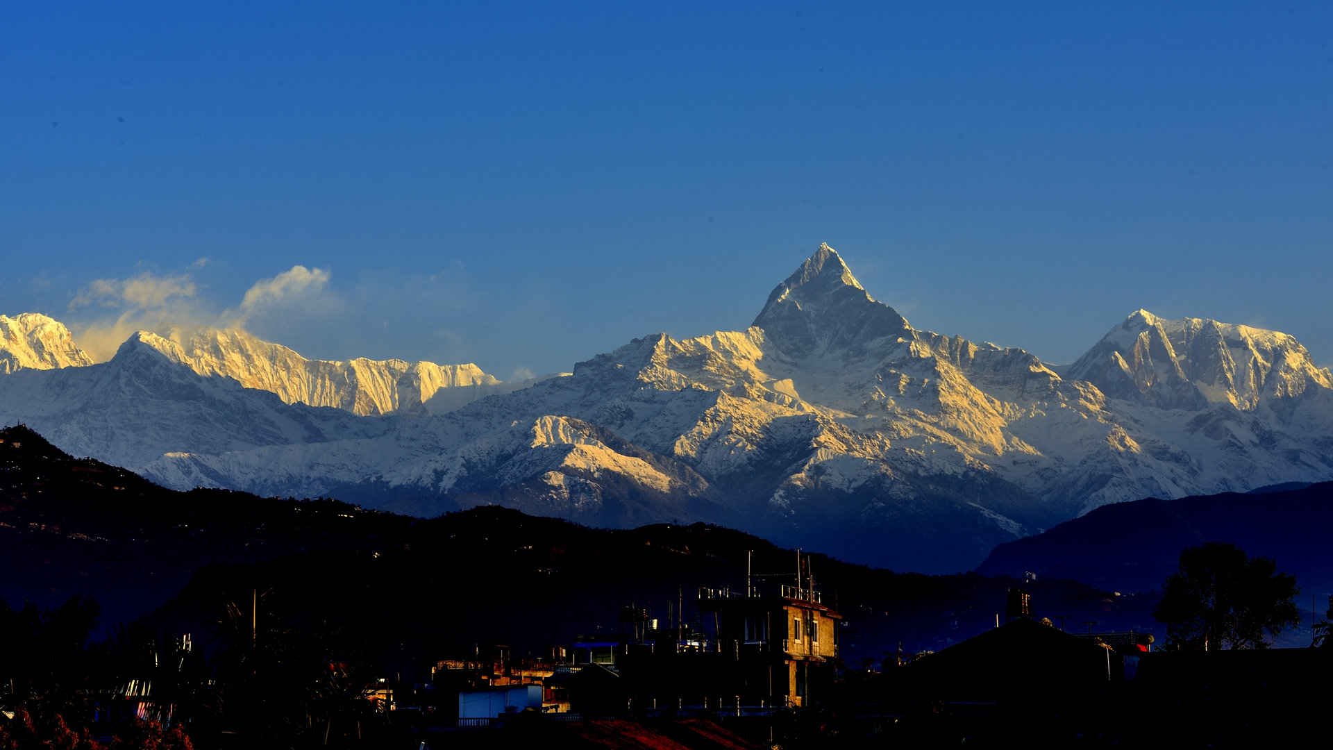 尼泊尔雪山风景图片壁纸