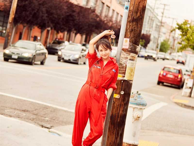 气质女星杨紫俏皮街拍平板桌面壁纸