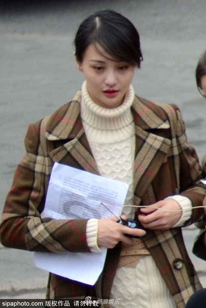郑爽现身上海《绝密者》剧组拍摄
