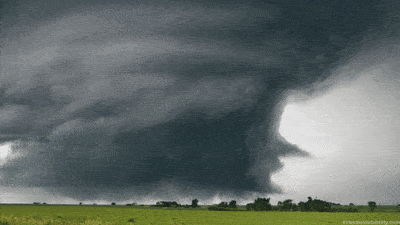 延时摄影记录的超级单体雷暴与龙卷风GIF动图