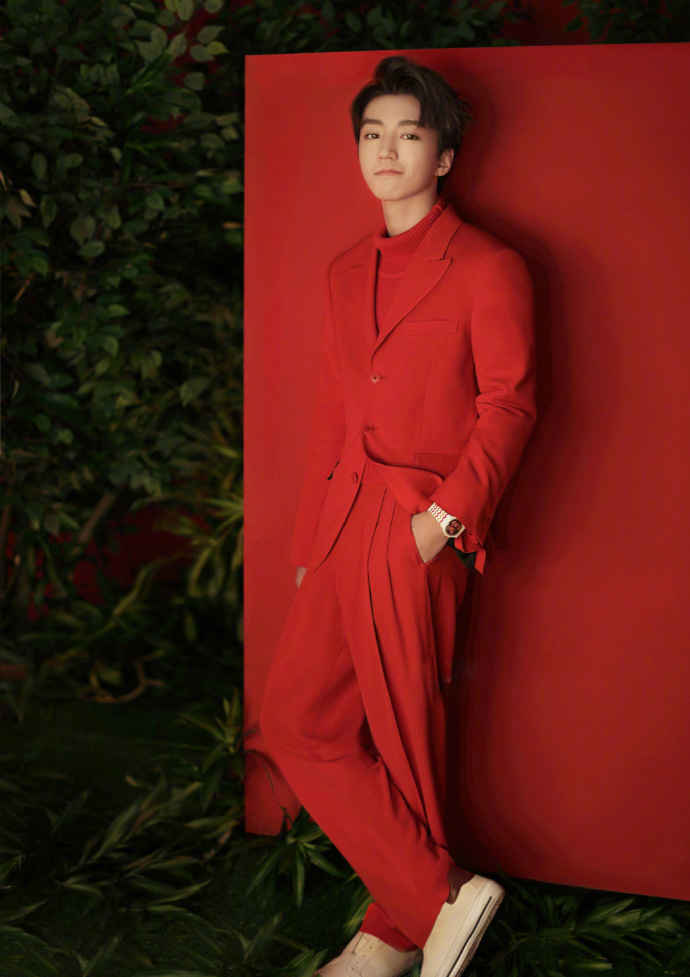 王俊凯新年红帅气时尚杂志封面写真