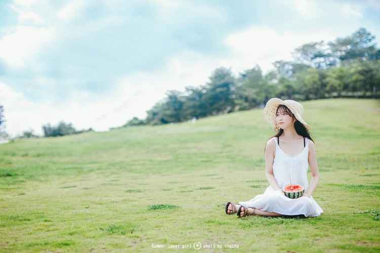 吃西瓜的高颜值女孩清纯养眼空灵唯美户外写真