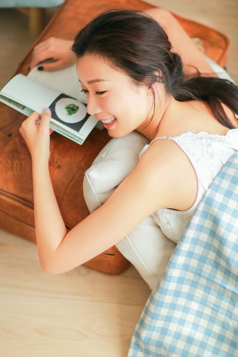 白嫩美女顾灿性感内衣写真火辣诱人