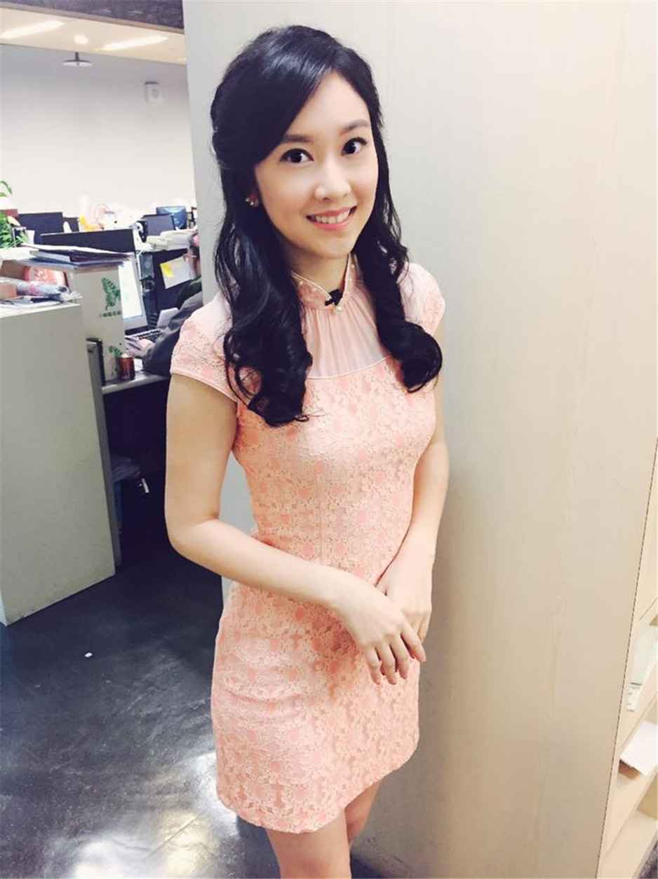 台湾美女李佳玲自拍美照笑容迷人