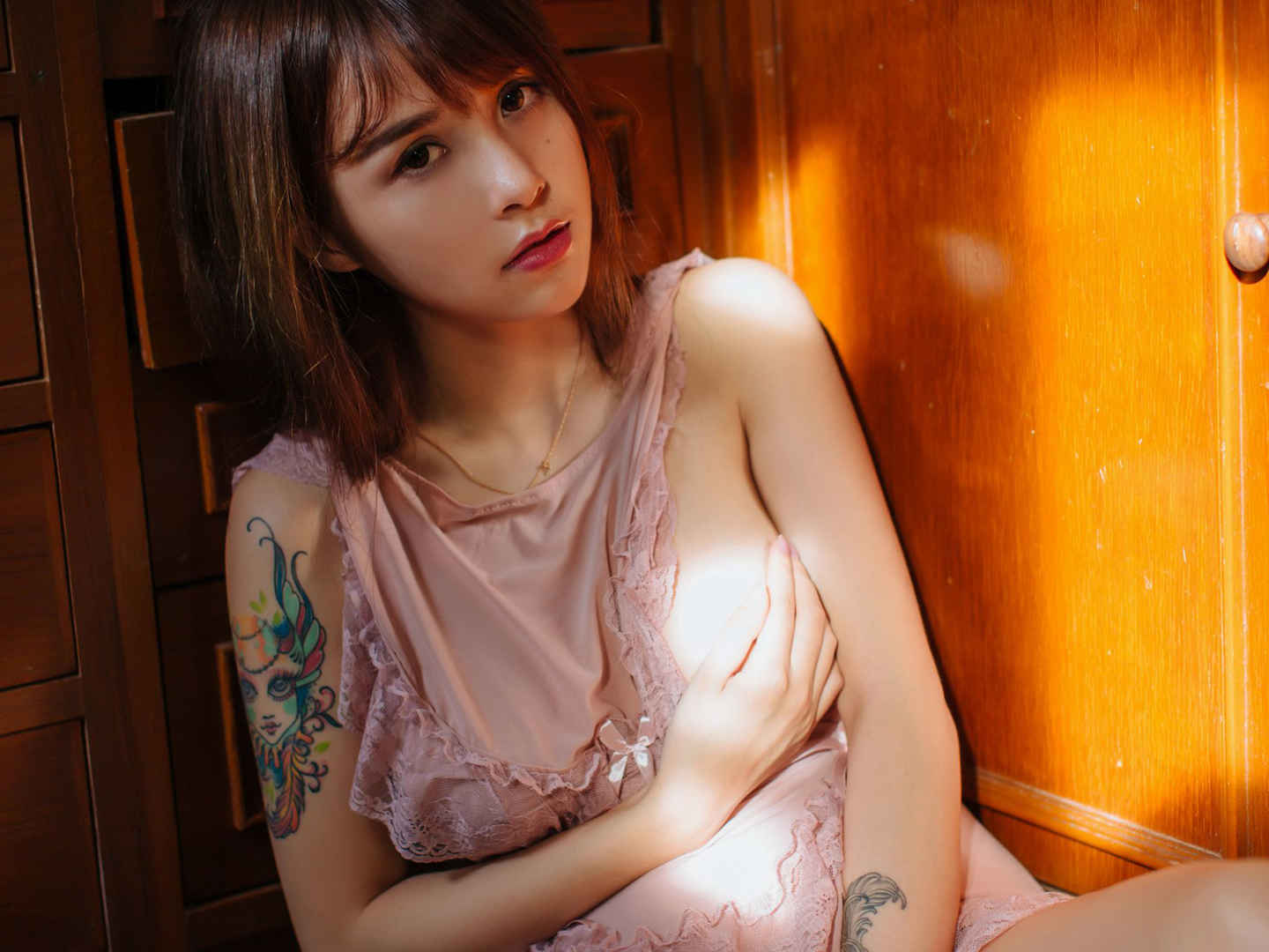 性感居家美女丰乳豪臀火辣写真图片壁纸