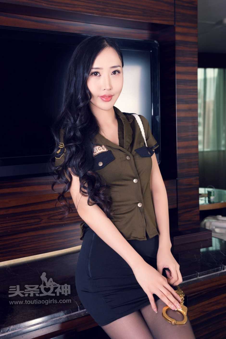 美女御姐余心曼黑丝制服写真