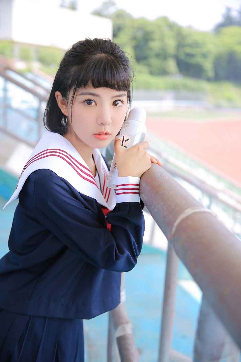 清纯小可爱娃娃脸美眉学生制服校园写真