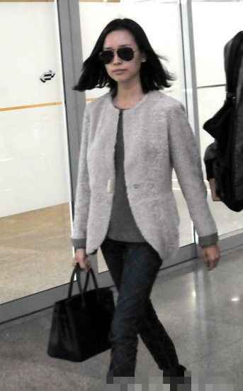 董洁曝潘粤明嗜赌致离婚首度亮相机场面容憔悴