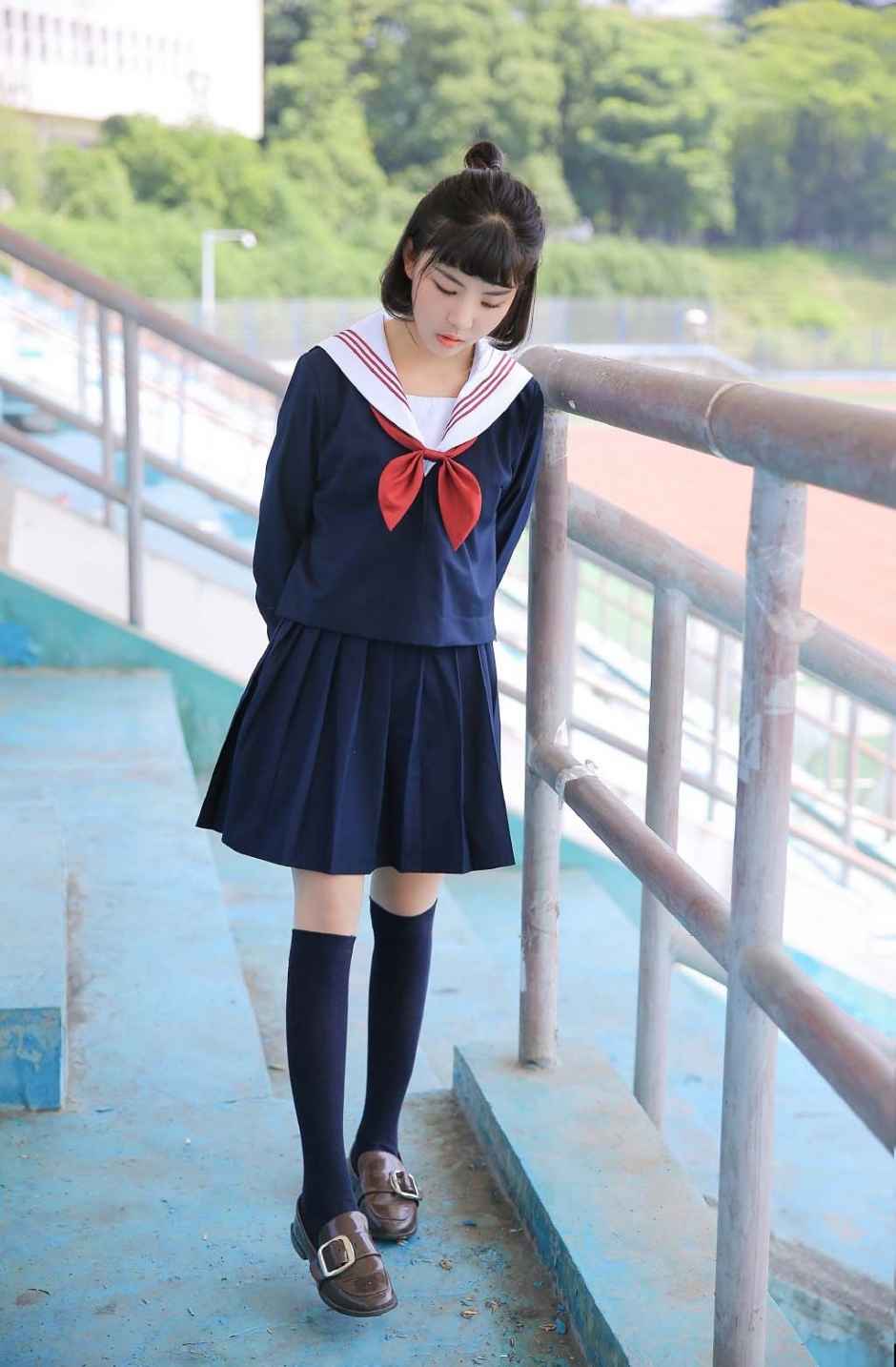 清纯小可爱娃娃脸美眉学生制服校园写真