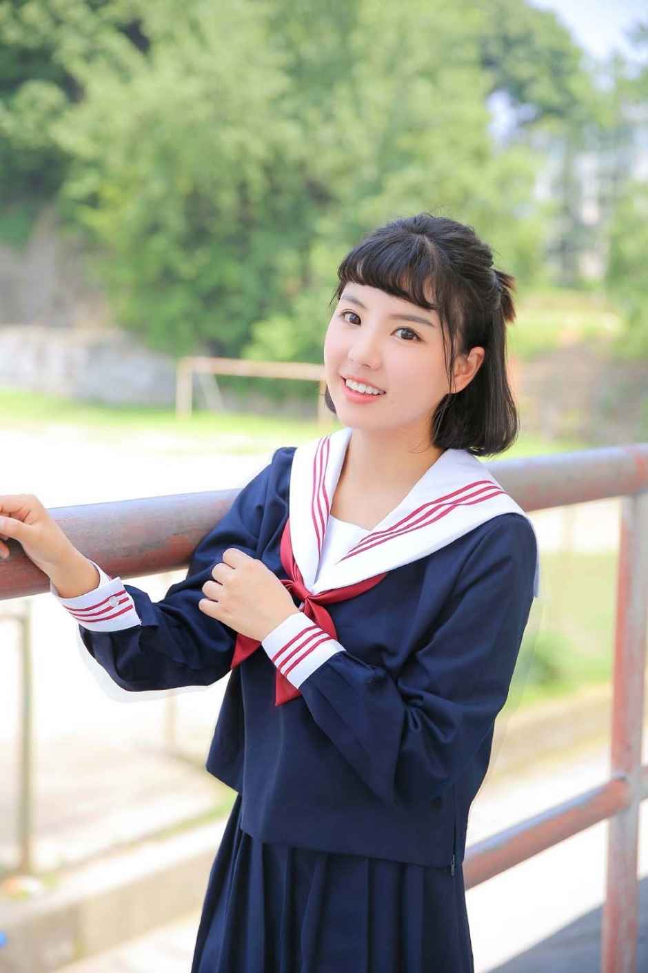 清纯小可爱娃娃脸美眉学生制服校园写真