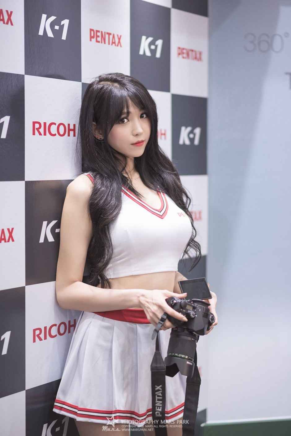 韩国美女车模李仁慧车展写真气质迷人