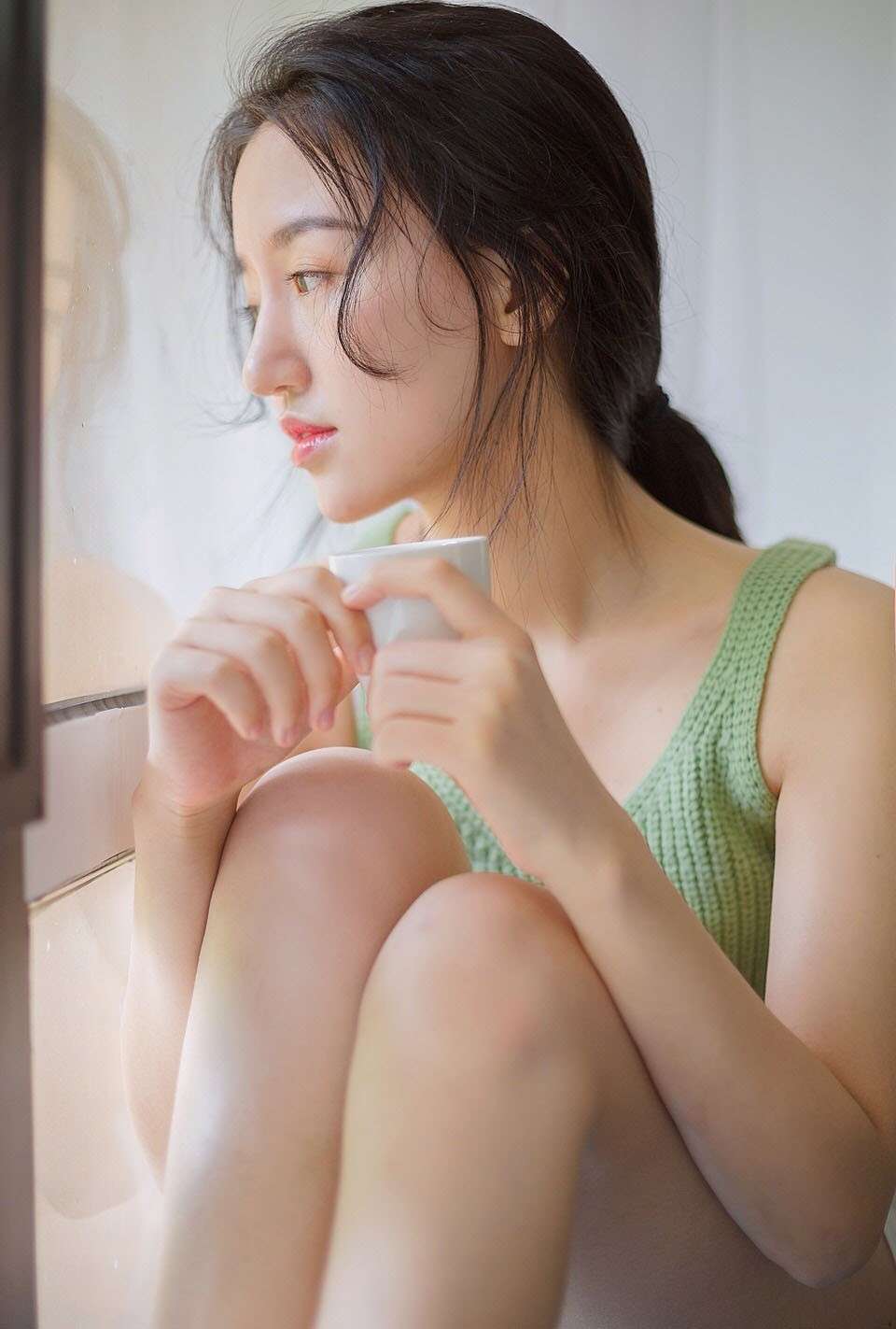 前凸后翘，性感美女