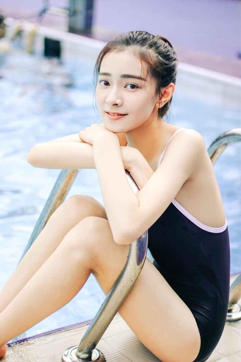 清纯美女连体泳衣湿身白嫩香肌诱惑写真图片