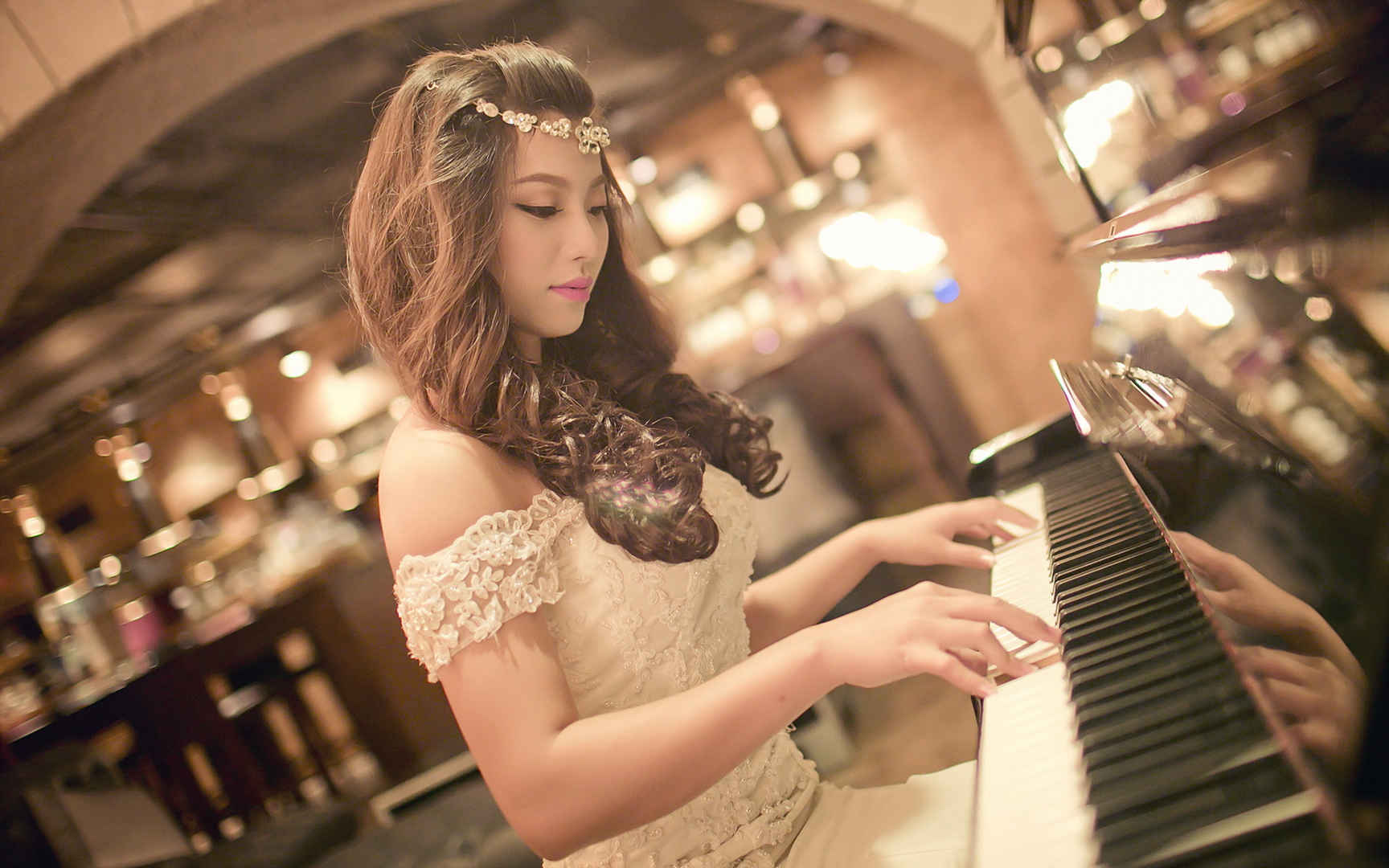 弹钢琴的美女桌面壁纸