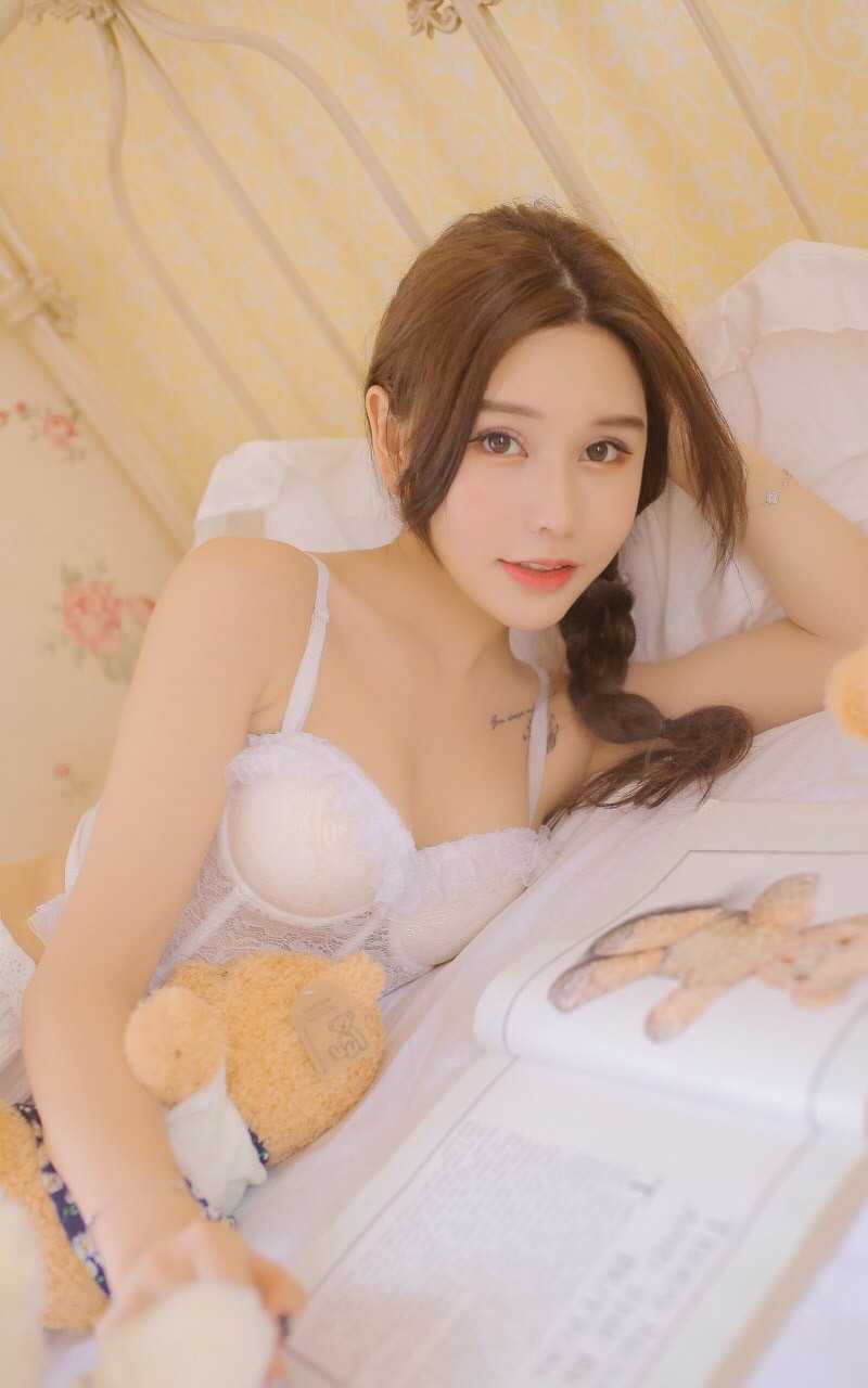 大胸美女模特酥胸爆乳诱惑大胆私房写真