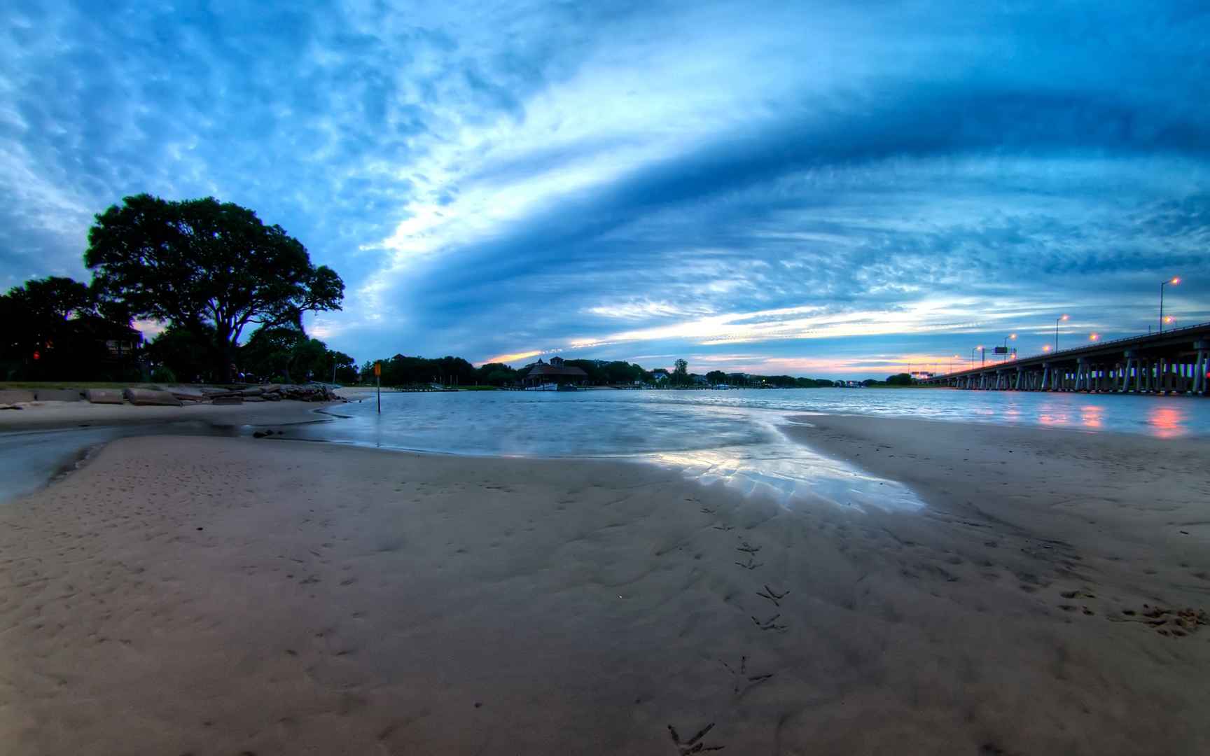 蓝色天空唯美风景桌面壁纸