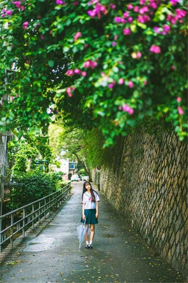 可爱清纯制服美女手机壁纸