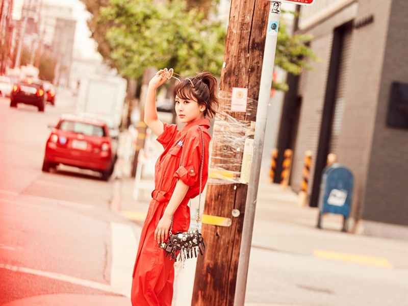 气质女星杨紫俏皮街拍平板桌面壁纸