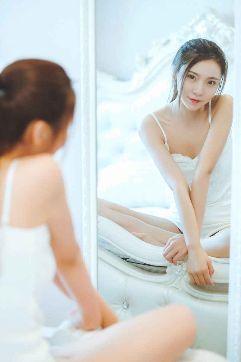 美乳小翘臀白色吊带美女双眼灵动纯净甜美私房写真图片