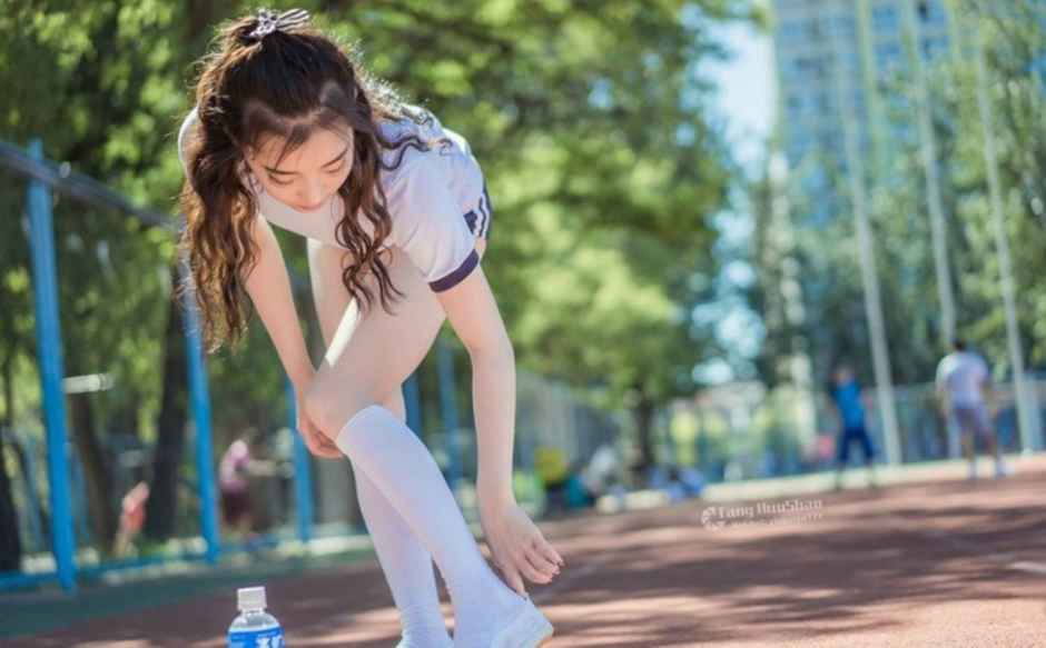 长腿校花美女可爱学生妹在校园操场做运动写真