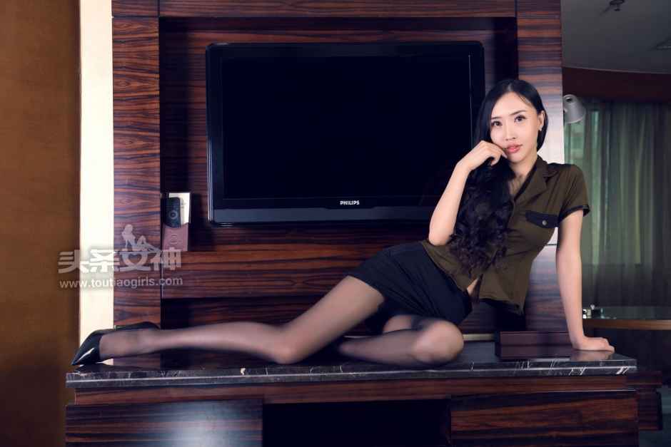 美女御姐余心曼黑丝制服写真