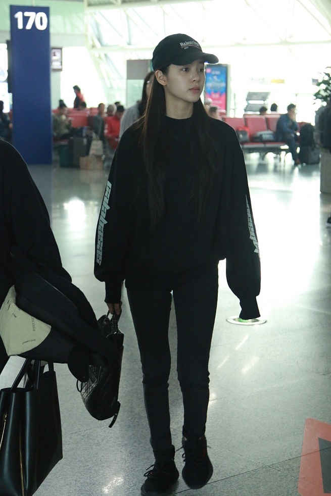 欧阳娜娜纯黑打扮长腿逆天机场街拍图片