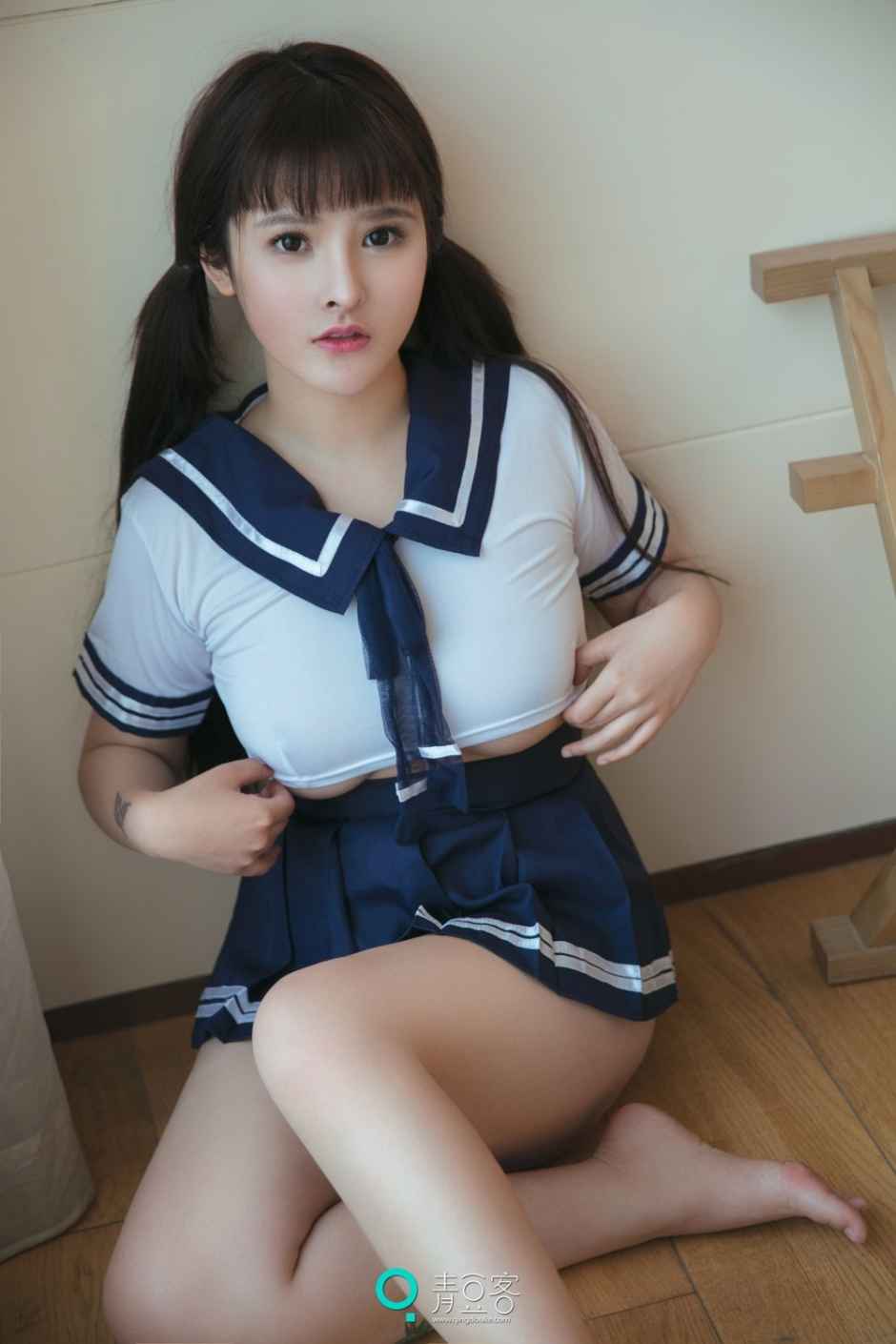 性感女神杨漫妮开胸内衣写真丰满诱人