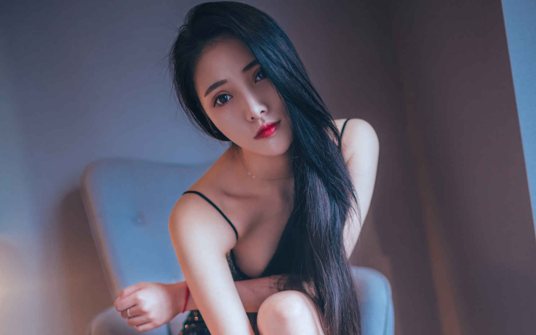 性感长发美女短裙图片