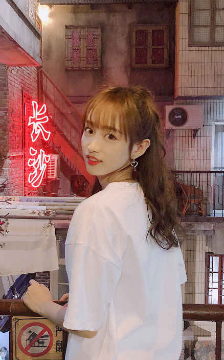 SNH48黄婷婷白色T恤清新图片