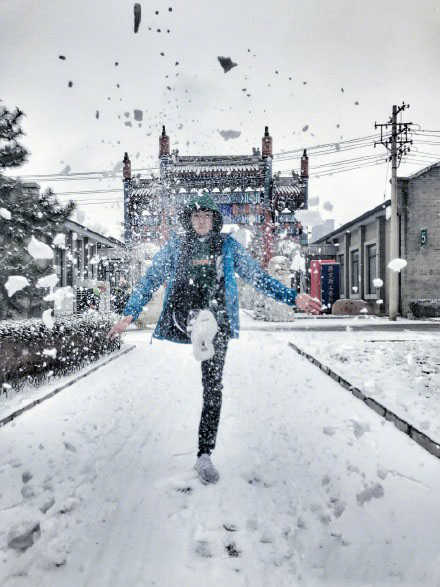 王源雪地滑雪帅气写真图片