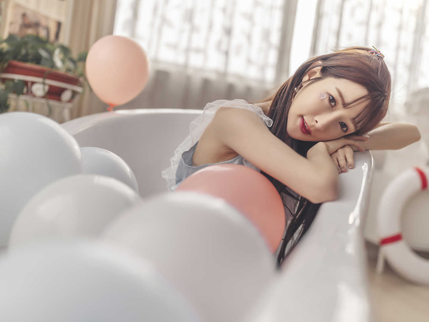 性感长腿妹子床上妩媚迷情写真图片平板壁纸
