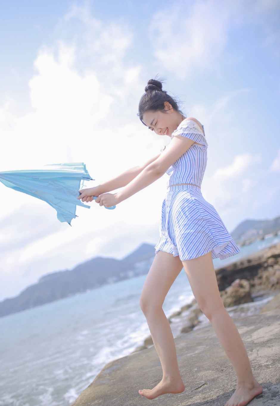 沙滩美女发丝凌乱死水库泳衣笔直长腿纤细手臂写真图片