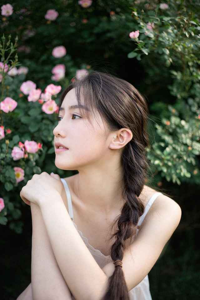 夏日唯美长发大眼美女高清手机桌面壁纸