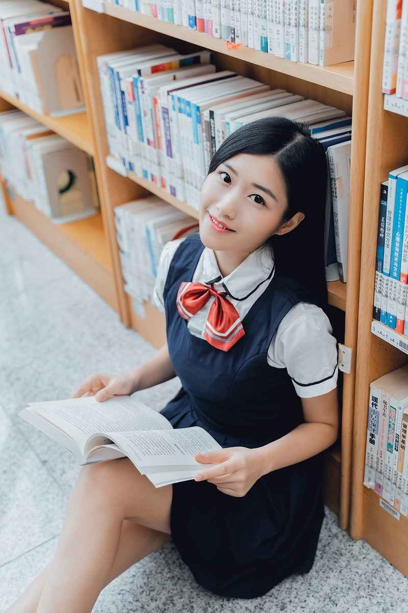 图书馆美女校花及腰黑发制服短裙图片