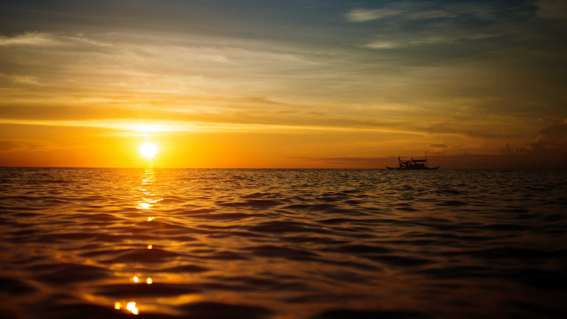 黄昏海边夕阳残阳图片